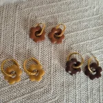 Trois paires de pampilles en argile polymère - modèle Soreia avec différentes créoles : rondes, rondes martelées et ovales