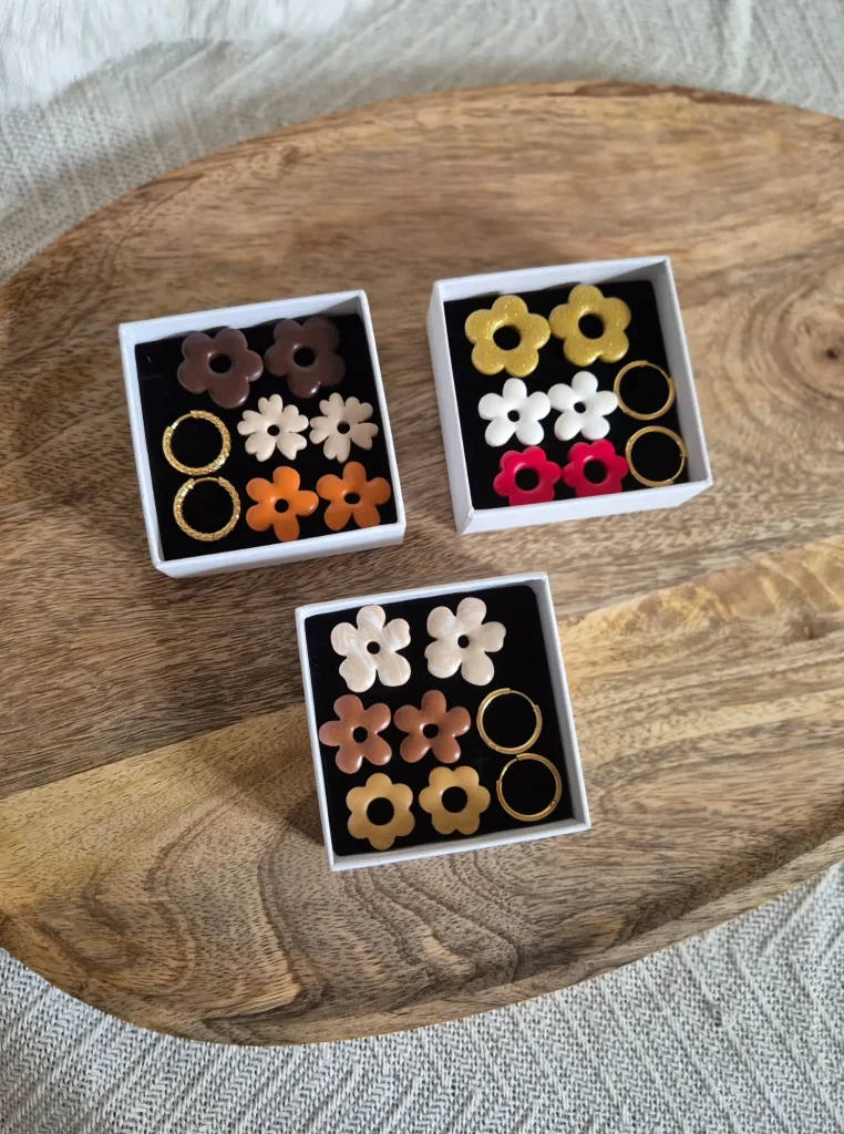 Trois box de pampilles composée chacune de 3 paire de pampilles en argile polymère et d'une paire de créoles en acier inoxydable, dans un coffret blanc