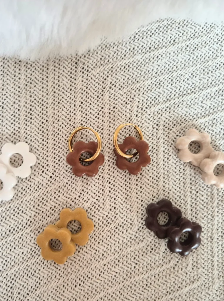 Différentes paires de pampilles en argile polymère - le modèle Soreia en différents coloris : blanc, marron clair, beige, marron plus clair et marron chocolat