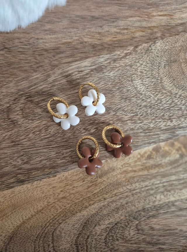 Deux paires de pampilles Anna : blanche et marron, sur des créoles martelées en acier inoxydable doré