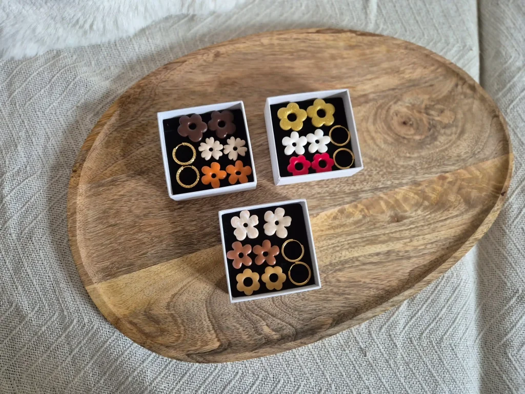 Trois box de pampilles composée chacune de 3 paire de pampilles en argile