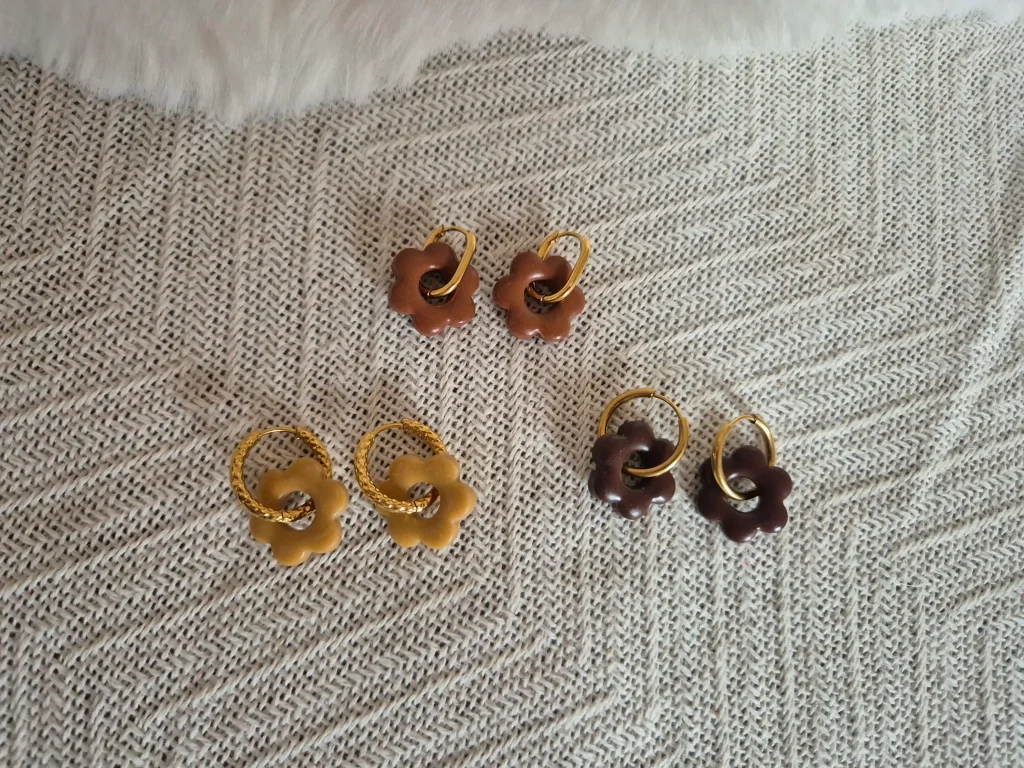 Trois paires de pampilles en argile polymère - modèle Soreia avec différentes créoles : rondes, rondes martelées et ovales