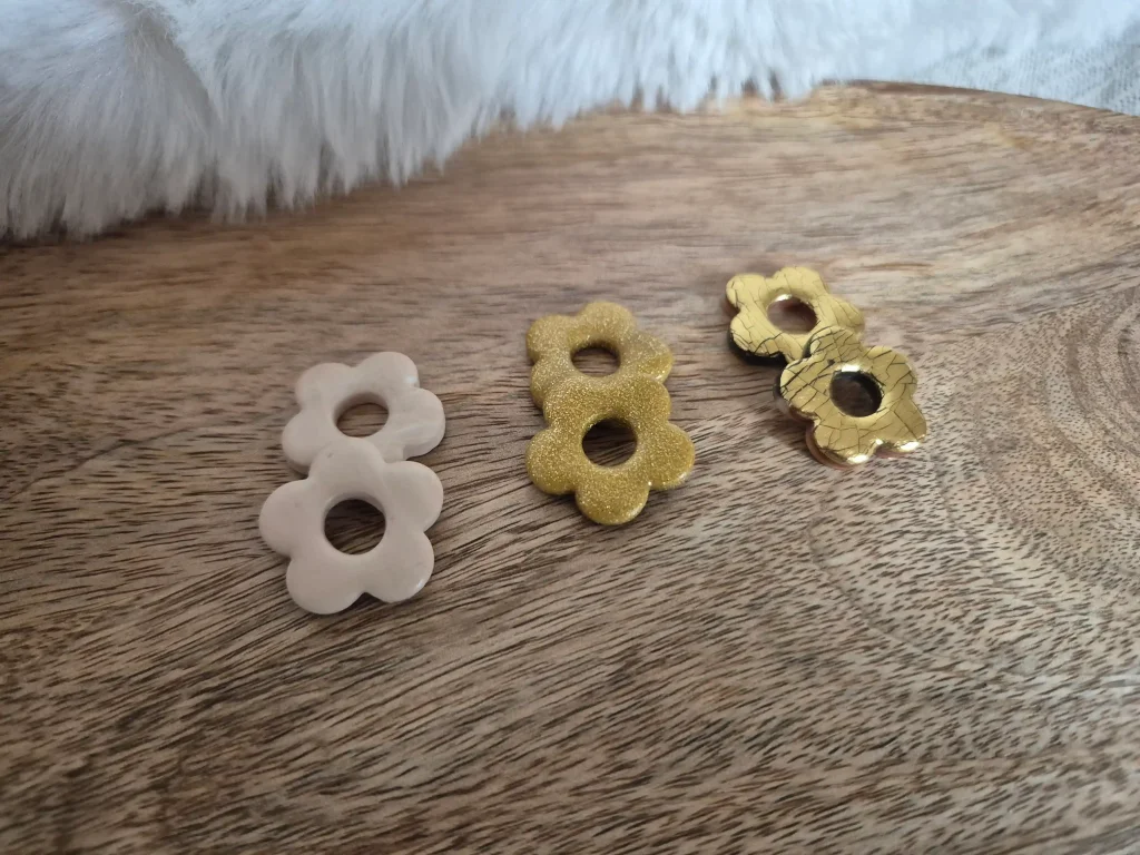 3 paires de pampilles fleurs Nova : beige, doré et feuille d'or