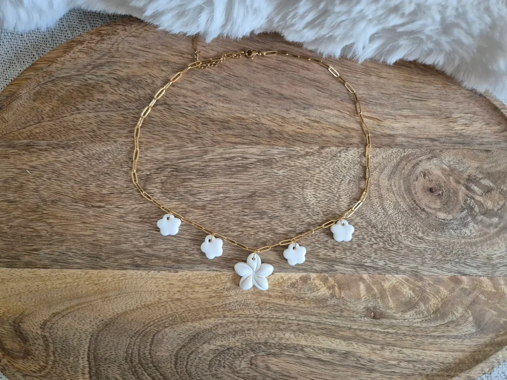 Collier en acier inoxydable avec des charms en argile polymère blancs