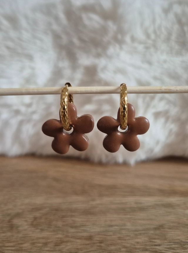 Paire de pampilles Anna marron sur des créoles martelées en acier inoxydable