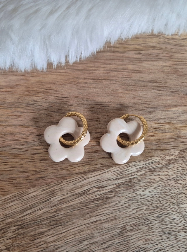 Paire de pampilles Nova beige clair sur des créoles martelées en acier inoxydable