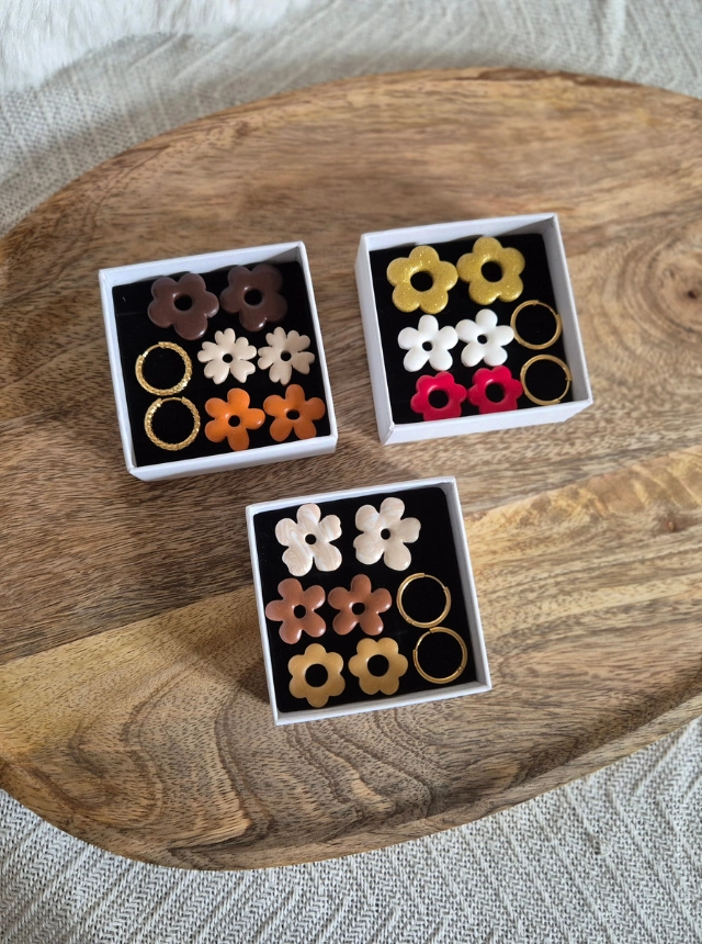 Trois box de pampilles composée chacune de 3 paire de pampilles en argile