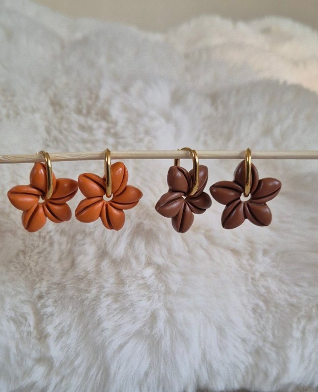 Deux paire de pampilles Mora : une orange et une marron sur des créoles en acier inoxydable