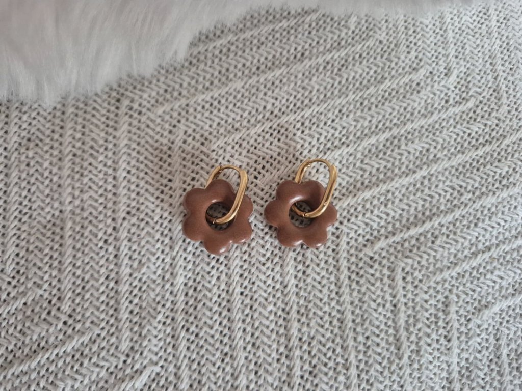 Paire de pampilles Soreia marron sur des créoles ovales dorées en acier inoxydable