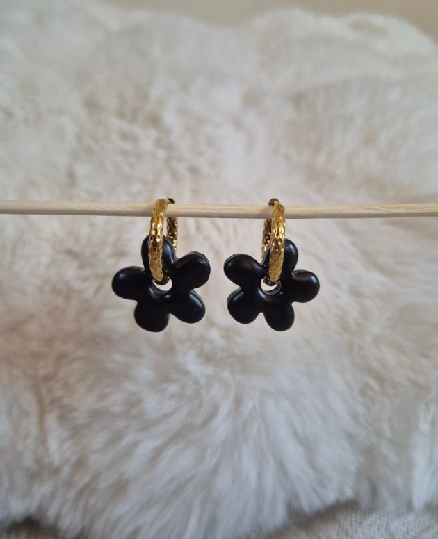 Paire de pampilles Anna noires sur des créoles dorées martelées en acier inoxydable