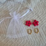 Sachet pour emballer les pampilles, avec une paire de pampilles Anna rouge et une paire de créoles ovales dorées en acier inoxydable