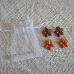 Sachet pour emballer des pampilles avec 2 paires de pampilles Mora : marron et orange avec des créoles en acier inoxydable