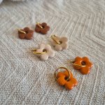 trois paires de pampilles Alma : une paire marron, une paire beige et une paire orange