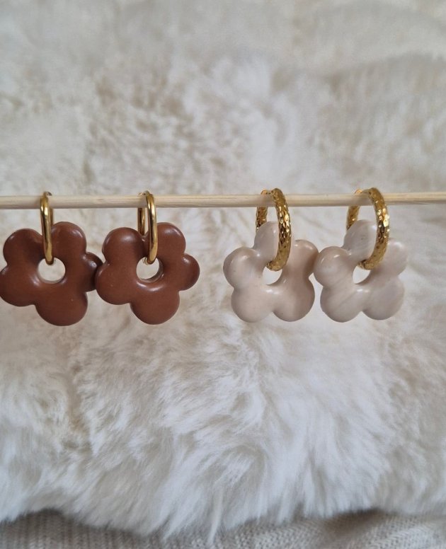 Deux paires de pampilles Alma : une marron et une beige sur des créoles en acier inoxydable