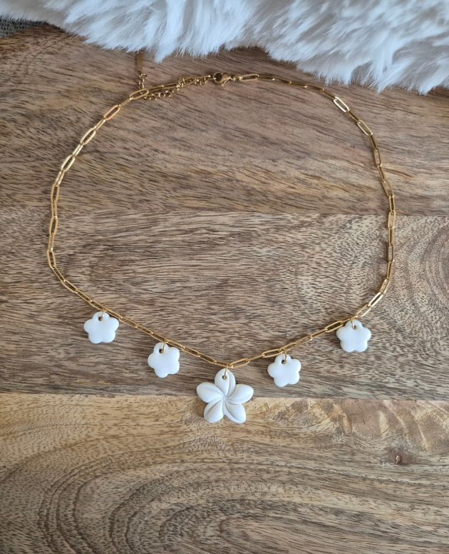 Collier Moreia avec pendentifs blancs